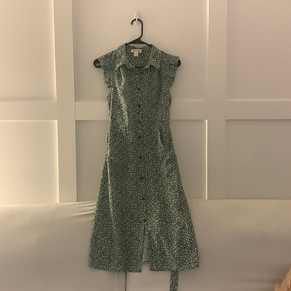Sleeveless green midi dress